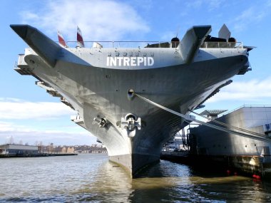 USS Intrepid Uçak Gemisi, 1943 'te fırlatıldı. Hudson Nehri 'ndeki 86. İskelede. New York, ABD. 24 Aralık 2018. 