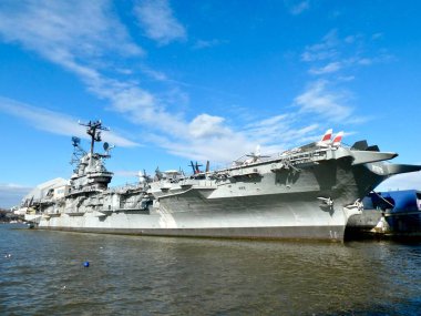 USS Intrepid Uçak Gemisi, 1943 'te fırlatıldı. Hudson Nehri 'ndeki 86. İskelede. New York, ABD. 24 Aralık 2018. 