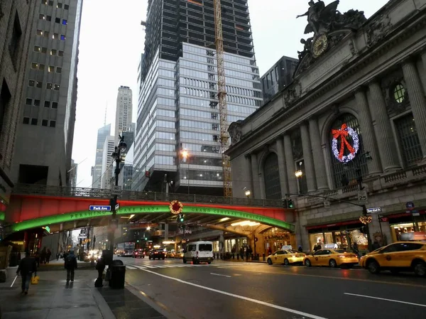 グランドセントラルターミナル橋クリスマスのために赤と緑を点灯します ニューヨーク アメリカ 2018年12月23日 — ストック写真