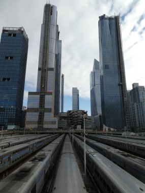 MTA trenleri Batı Yakası Tren İstasyonu 'nda, arkasında yüksek binalar vardı. New York, ABD. 24 Aralık 2018.  