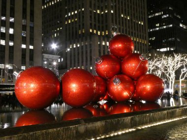 Noel arifesi. Radio City Music Hall 'un önünde dev kırmızı noel saçmalıkları. New York, ABD, 24 Aralık 2018. 