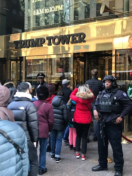 stock image An Armed Police Officer outside The Trump Tower Building with a queue of people waiting to get in. New York, USA. December 26, 2018. 