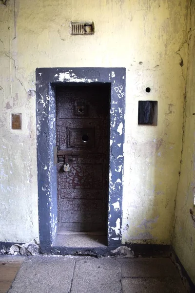 Rustic Green Prison Cell Door 17Th Century Gaol Dublin Ireland — Stock Photo, Image