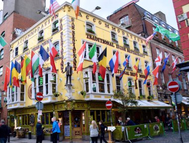 Temple Bar 'daki Oliver St. John Gogarty Bar. Dublin, İrlanda. 31 Mart 2017. 