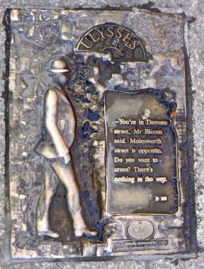 Molesworth St ve Dawson St. Dublin, İrlanda 'daki James Joyce Ulysses Plaketi. 31 Mart 2017. 