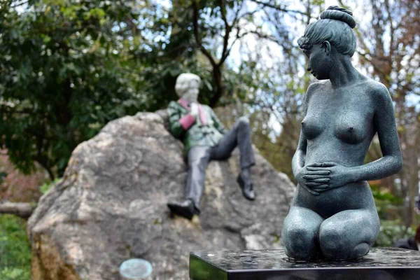 Escultura Oscar Wilde Memorial Merrion Square Park Una Embarazada Desnuda —  Fotos de Stock