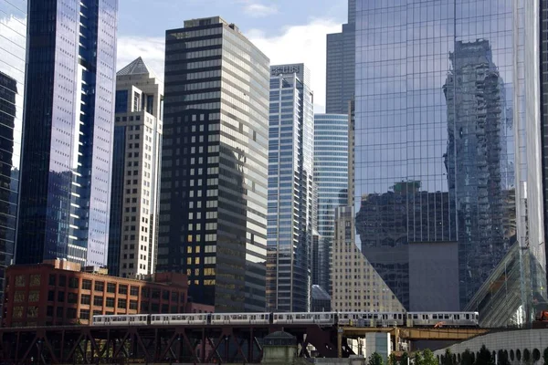 Ubs Byggnaden Med Andra Ikoniska Skyskrapor Nära Chicago River Chicago — Stockfoto