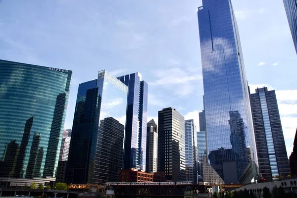 Edificio Nuveen Con Otros Rascacielos Icónicos Cerca Del Río Chicago — Foto de Stock