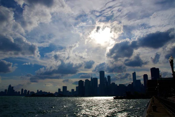 Chicago Sombre Skyline Sous Ciel Nuageux Avec Soleil Brûlant Travers — Photo