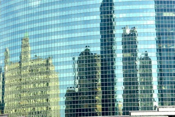 別の建物のガラスの壁に反映された建物 シカゴ 2016年9月16日 — ストック写真