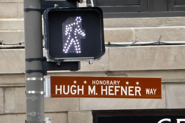 Señal Tráfico Para Hugh Hefner Way Con Walking Man Sign — Foto de Stock