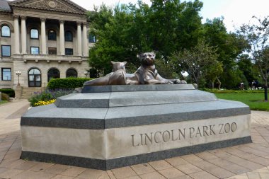 Büyük Kedi Heykeli Lincoln Park Hayvanat Bahçesi girişinde. Chicago, Illinois, ABD. 17 Eylül 2016. 