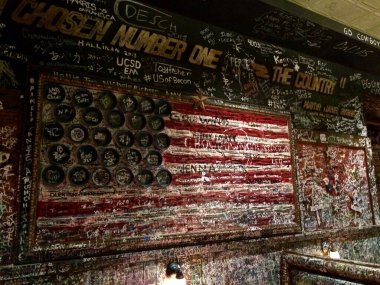 Ginos Doğu Pizza Restoranı 'ndaki Amerikan Bayrağı Kolajı. Chicago, Illinois, ABD. 18 Eylül 2016. 