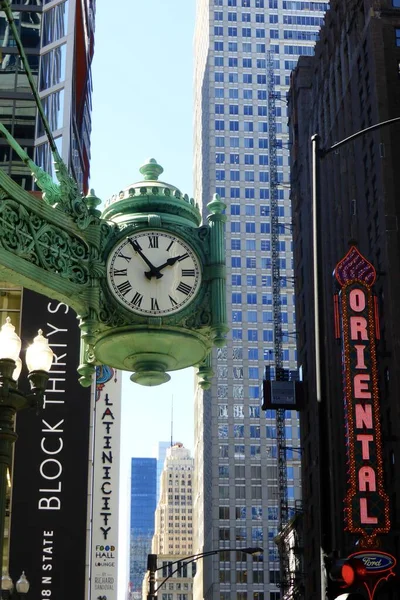 マーシャルの大時計と東洋の劇場と反対側のフィールド シカゴ 2016年9月20日 — ストック写真