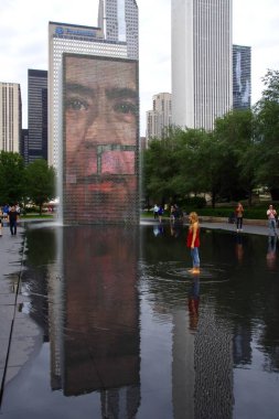 Milenyum Parkı 'ndaki Crown Pınarı' nda suya yansıyan insan yüzü. Chicago, IL, ABD. 22 Eylül 2016. 