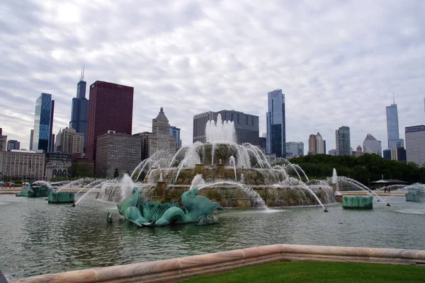 Fonte Buckingham Grant Park Com Arranha Céus Atrás Chicago Eua — Fotografia de Stock