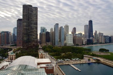 Chicago Skyline ve Michigan Gölü donanma iskelesindeki dönme dolapta bir gondoldan görüldü. Chicago, IL, ABD. 22 Eylül 2016. 