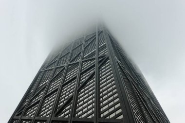 Hancock Kulesi (şimdi 875 Kuzey Michigan Bulvarı) sisli bir gökyüzünde kayboluyor. Chicago, IL, ABD. 22 Eylül 2016. 