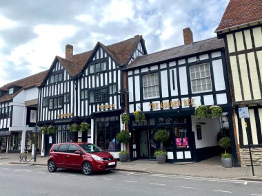 Golden Bee Pub 'da. Bir Wetherspoon Ücretsiz Evi, 20. yüzyılın başında aynı isimde bir çay evi. Stratford-upon-Avon, 26 Nisan 2023. 