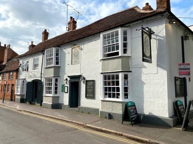 Queens Head Oteli, Ely Caddesi. Daha sonraki eklemelerle birlikte c1600, 1800 'de yenilendi. Stratford-upon-Avon, 26 Nisan 2023. 