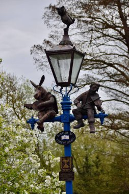 RSC 'nin Yahudi Fiddler lamba direği heykeli. Jordan P. Snyder ve Irene Calig Snyder Vakfı tarafından ISRAEL Eyaleti adına sunulmuştur. Stratford-upon-Avon, İngiltere. 27 Nisan 2023. 