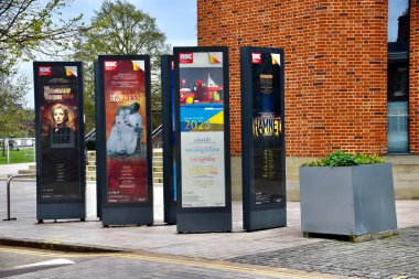 The Royal Shakespeare Theatre 'da 2023 sezonunun reklamı. Stratford-upon-Avon, İngiltere. 27 Nisan 2023.