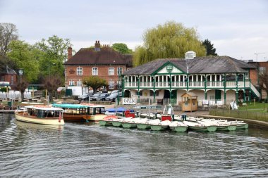 The River Avon 'da kayık kayıkları ve arkasında The Boat House Restaurant ve Kuğu Yuvası Oteli. Stratford-upon-Avon, İngiltere. 27 Nisan 2023. 