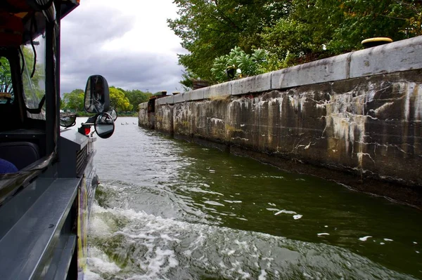 Boston Duck Tours 'dan Charles River' ın görüntüsü alkollü amfibi aracı Haymarket Hannah. Boston, MA, ABD. 30 Eylül 2016.  