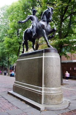 Paul Revere 'in Eski Kuzey Kilisesi' ne yakın binicilik heykeli. 1940 'ta yapılmış. Boston, MA, ABD. 27 Eylül 2016. 