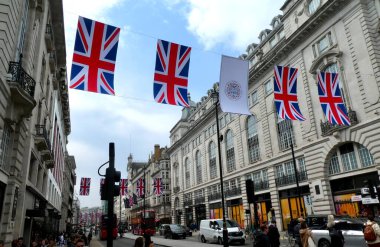 Picadilly 'de Kralların Taç Giyme Töreni' nden önceki günlerde Union Jacks sergileniyor. Picadilly Sirki 'ne yakın, Londra. Londra, İngiltere. 4 Mayıs 2023. 