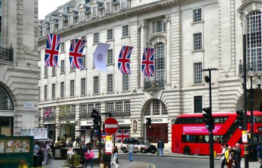 Picadilly 'de Kralların Taç Giyme Töreni' nden önceki günlerde Union Jacks sergileniyor. Picadilly Sirki 'ne yakın, Londra. Londra, İngiltere. 4 Mayıs 2023. 