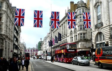 Londra, İngiltere. 4 Mayıs 2023. Picadilly 'de. Kralların taç giyme töreninden önceki günlerde Union Jacks sergileniyor. Picadilly Sirki 'ne yakın, Londra. 