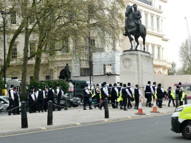 Kral VII. Edwatd 'ın heykelinin yanındaki Waterloo Place' de toplanan polis memurları. Kralların taç giyme töreninden iki gün önce. Londra, İngiltere. 4 Mayıs 2023.  