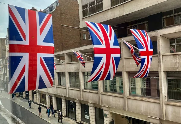 Kralların taç giyme töreninden önceki günlerde Union Jacks sergileniyor. Jermyn St. London, İngiltere 'de. 4 Mayıs 2023. 
