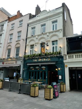 Soho 'da orijinal özellikleri olan geleneksel bir 19. yüzyıl barı olan Imperial Pub. Londra, İngiltere. 4 Mayıs 2023. 