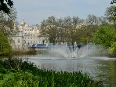 St James Park Gölü 'nün arkasında Fountain ve tarihi binalar var. Londra, İngiltere. 4 Mayıs 2023. 