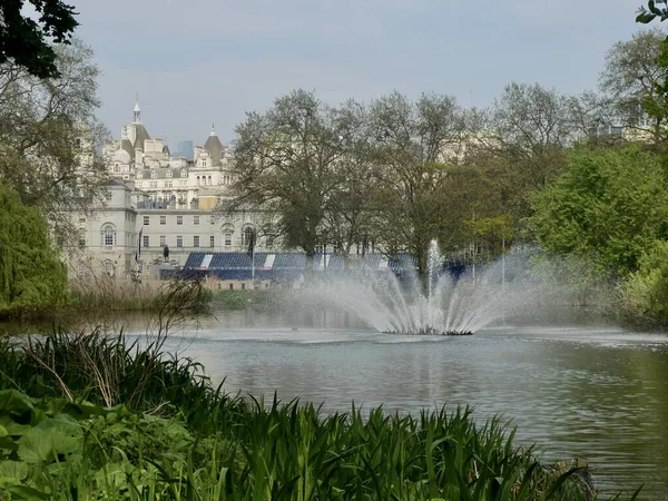 James Park Lake Met Fontein Historische Gebouwen Achter Londen Verenigd — Stockfoto