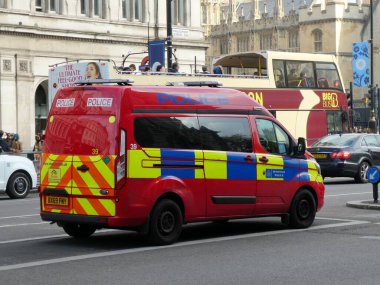 Kırmızı Metropolitan Polisi Ford Transit Diplomatik Koruma Taşıyıcısı. Londra, İngiltere. 4 Mayıs 2023. 