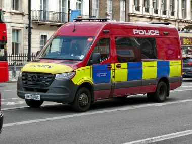Kırmızı Metropolitan Polisi Mercedes Sprinter Diplomatik Koruma Taşıyıcısı. Londra, İngiltere. 4 Mayıs 2023. 