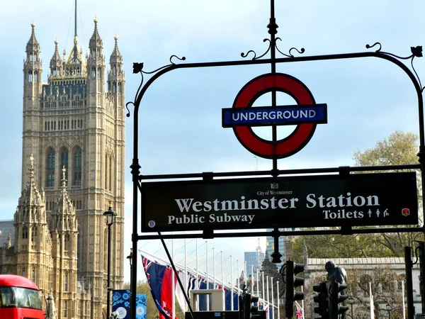 Westminster Metrostation Met Het Paleis Van Westminster Achter Londen Verenigd — Stockfoto