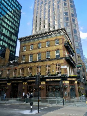 Albert Pub, Victoria 'da. (1862) modern yüksek binaların arkasında. Londra, İngiltere. 4 Mayıs 2023. 