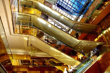 Trump Kulesi, 721725 Beşinci Cadde. İç Altın Yürüyen merdivenler. New York, New York, ABD. 4 Nisan 2015. 