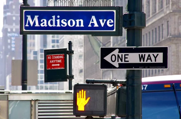 マディソン アベニューと片道道路標識 ニューヨーク ニューヨーク アメリカ 2015年4月4日 — ストック写真