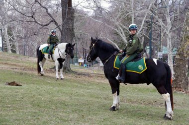 Central Park 'taki At Sırtı' nda New York Şehri Park İnfaz Memurları. New York, New York, ABD. 5 Nisan 2015. 