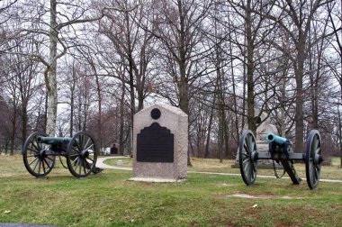 Potomac Anıtı Ordusu ve Gettysburg Savaş Alanı 'nda iki top. Gettysburg, PA, ABD. 9 Nisan 2015. 