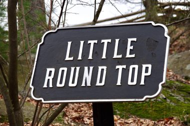 Gettysburg Savaş Alanındaki Little Round Top için imza atın. Gettysburg, PA, ABD. 9 Nisan 2015. 