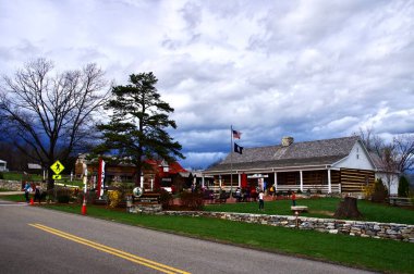 Luray Vadisi Müzesi bulutlu bir gökyüzünün altında. Luray, VA, ABD. 10 Nisan 2015. 