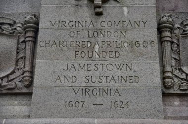 Jamestown Anıtı, yerleşimin 300. yıldönümü için 1907 'de inşa edildi. Jamestown, VA, ABD. 14 Nisan 2015. 