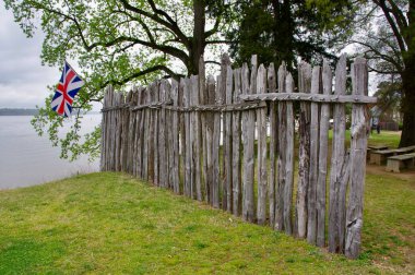 Çimenli ve sendikalı James Nehri manzaralı tahta çit. Jamestown, VA, ABD. 14 Nisan 2015. 