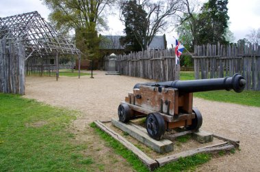 The James River 'daki Historic Jamestown yerleşiminde antika bir top. Jamestown, VA, ABD. 14 Nisan 2015. 